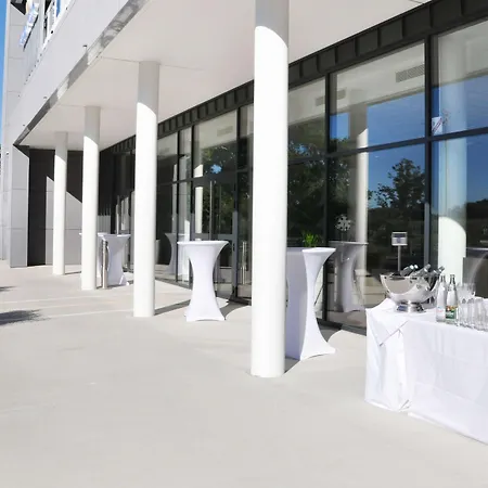 Golden Tulip Suites- Apart Otel Pornic